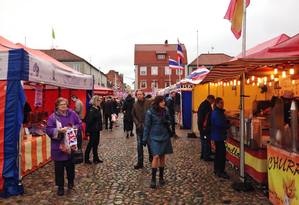 Matfestival på Stortorget i Kalmar erbjuds mat från hela världen.