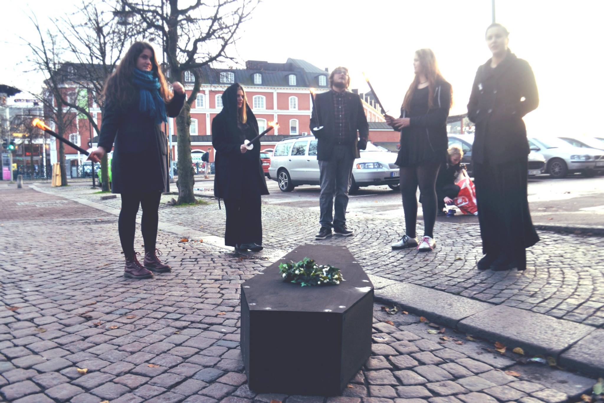 Ung Vänsteren håller en begravningsceremoni för den svenska främlingsfientligheten på årsdagen av Kristallnatten.